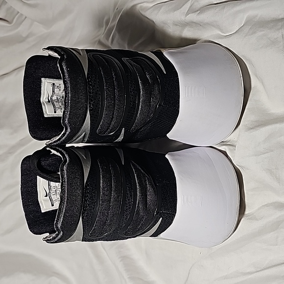 GENTLY USED - 2015 Nike Women's Air Zoom Hyperdunk - Black/Silver - Size 11 - Picture 6 of 13